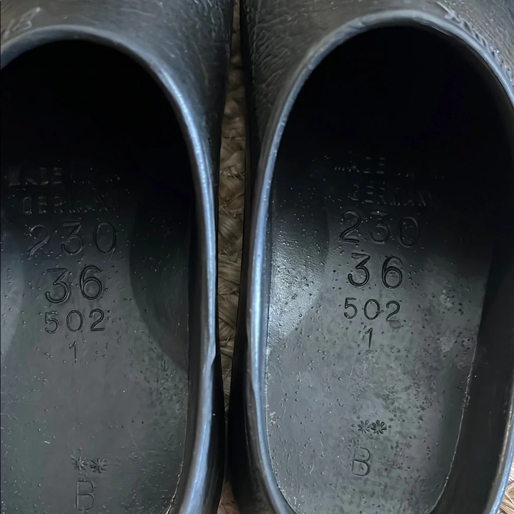 Birkenstock Black Slippers Comfortable Slip-On Design - Picture 4 of 7